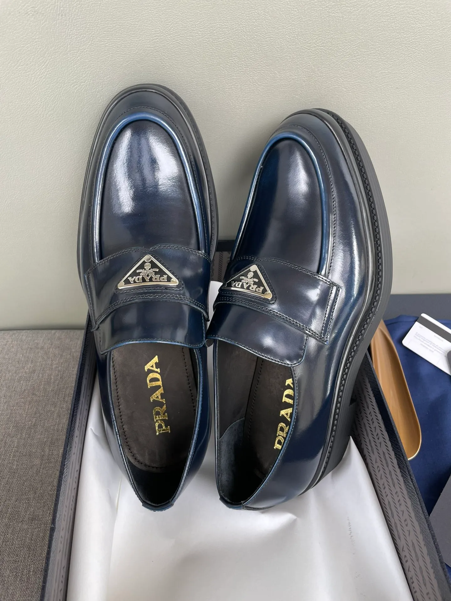 Men's shoes 💰860 hot recommendation ✨PRADA Prada's top purchasing quality imported upper with color-brushed open edge beads carved toe design cowhide lining private molded TPU outsole non-slip, wear-resistant and elastic fashionable and versatile burgundy black blue 39-44 in stock (38, 45 customized replacement)